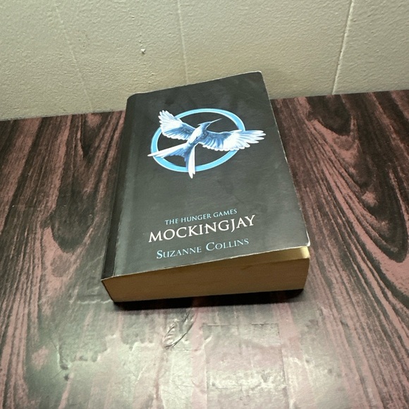 The Hunger Games Book Set - Black, Blue, Red Covers. 5 Books - Picture 12 of 12